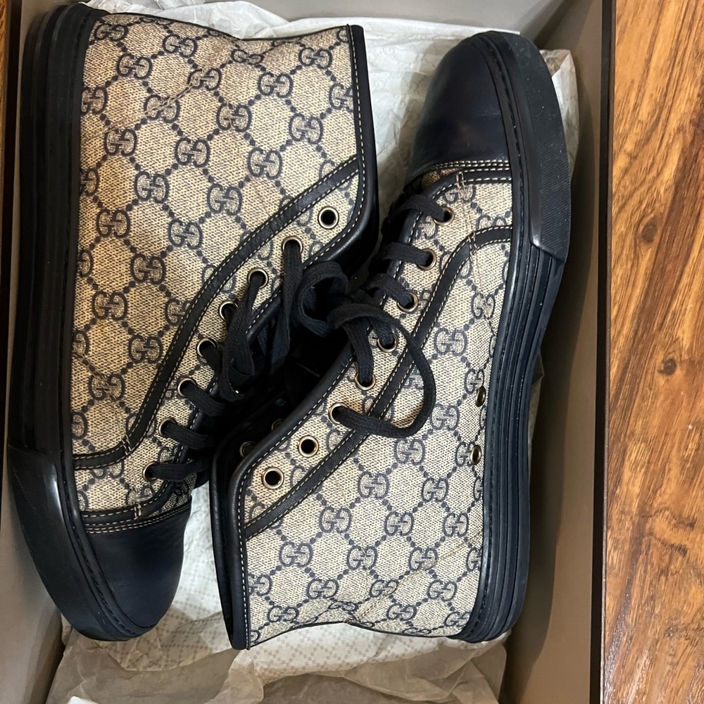 Gucci men sneakers 8 1/2 G gently worn with box. US Sz 9.5.